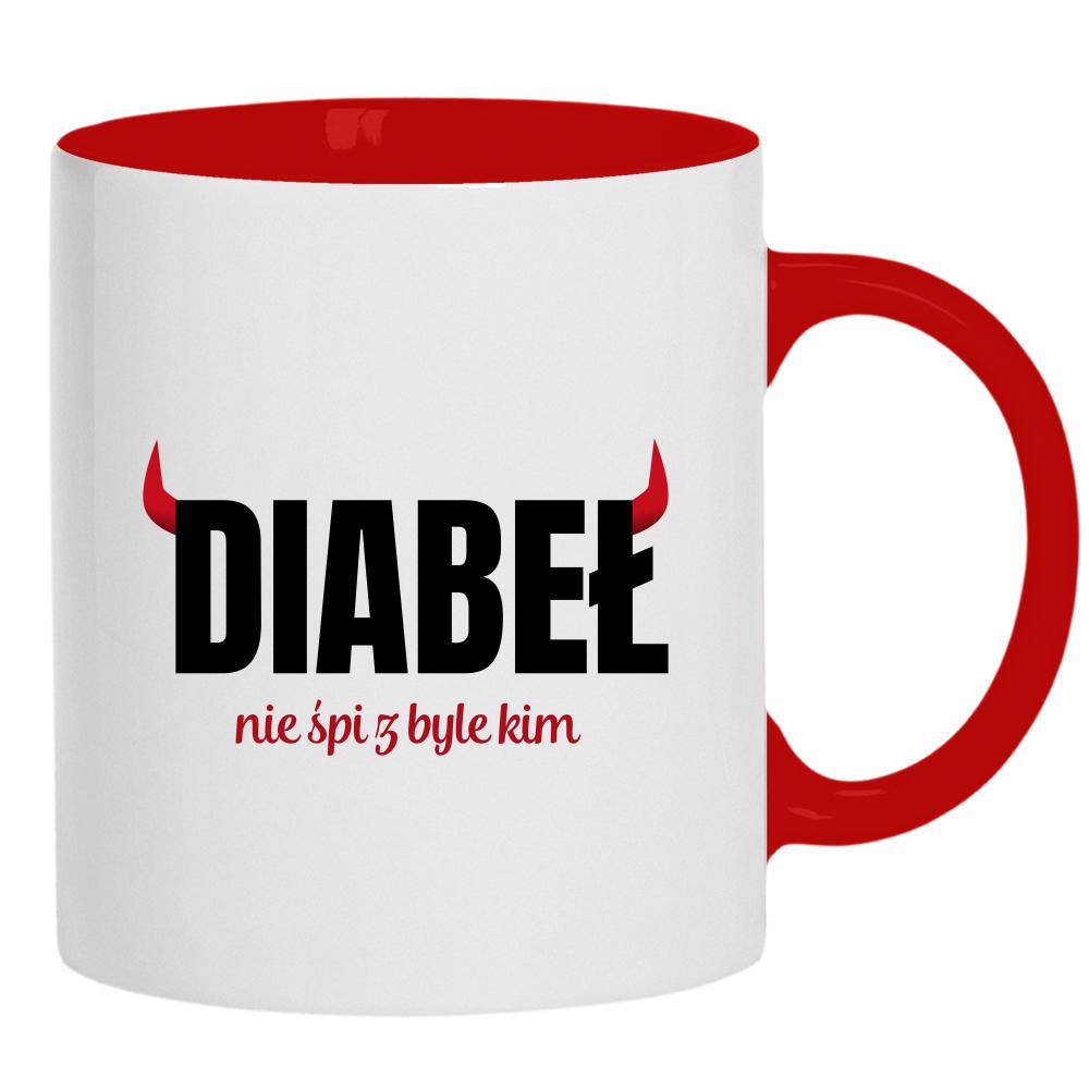 Diabeł nie śpi z byle kim kubek ucho kolor
