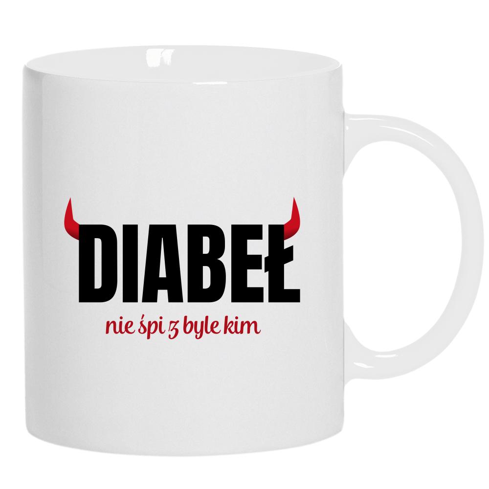 Diabeł nie śpi z byle kim kubek ucho kolor kolor biały