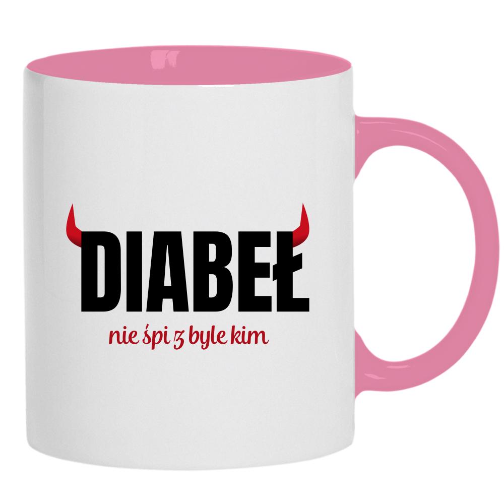 Diabeł nie śpi z byle kim kubek ucho kolor kolor różowy