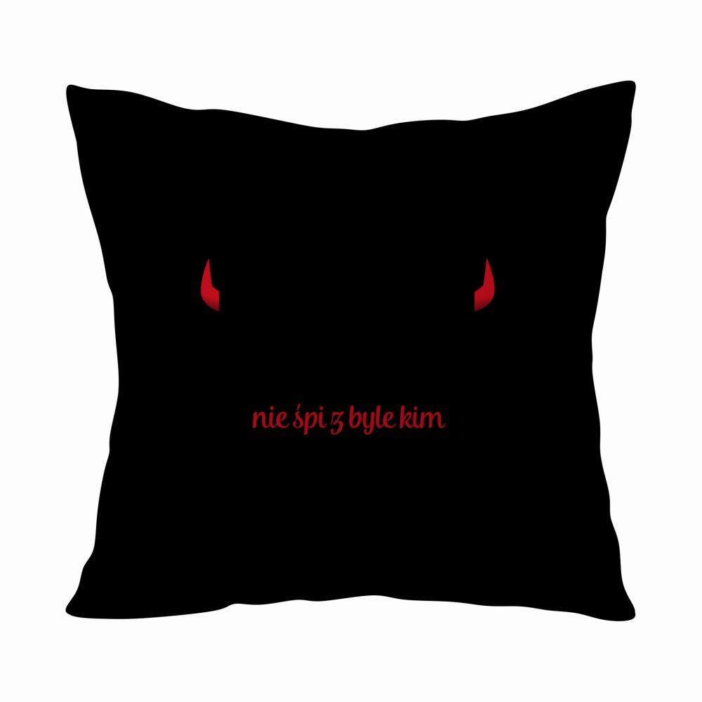 Diabeł nie śpi z byle kim poduszka kolor biały