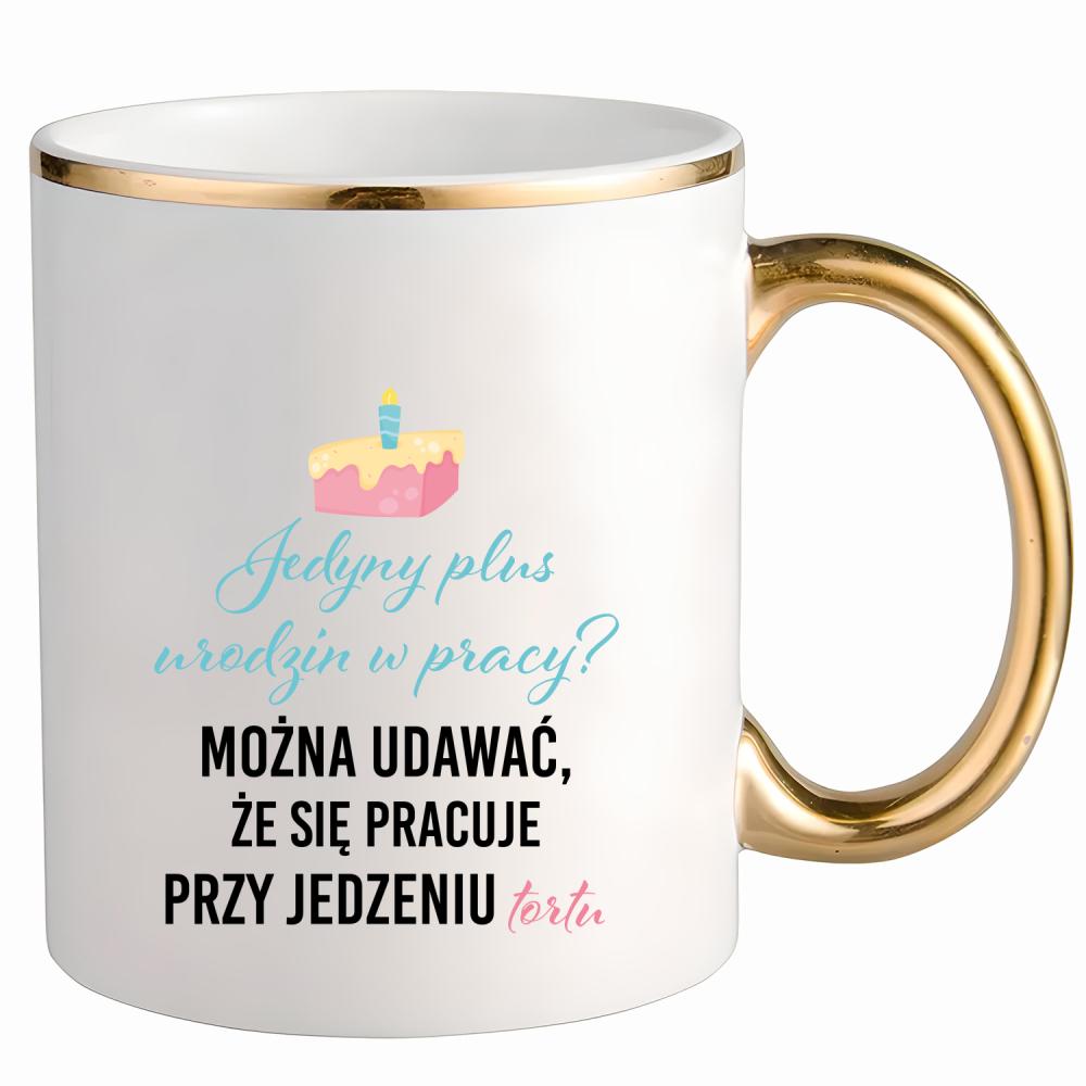 Jedyny plus urodzin w pracy? kubek ze złotym uchem i rantem kolor czarnyy