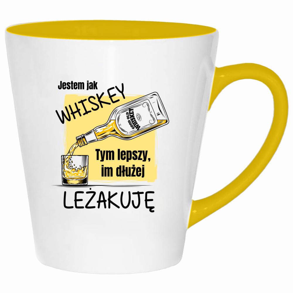 Jestem jak whiskey lepszy im dłużej leżakuję kubek latte kolor żółtyy