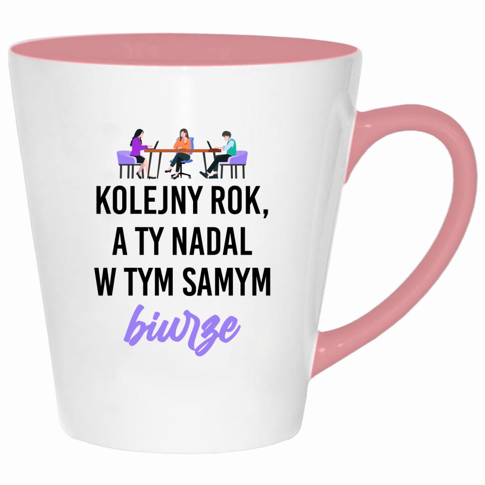 Kolejny rok, a Ty nadal w tym samym biurze kubek latte kolor pink