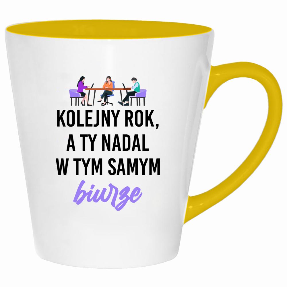 Kolejny rok, a Ty nadal w tym samym biurze kubek latte kolor żółtyy