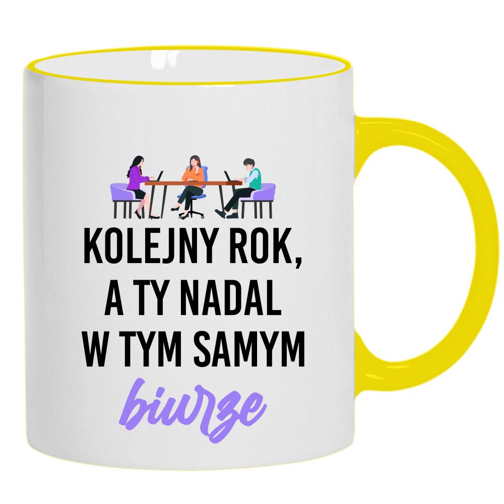 Kolejny rok, a Ty nadal w tym samym biurze kubek żółty uchwyt i rant kolor biały