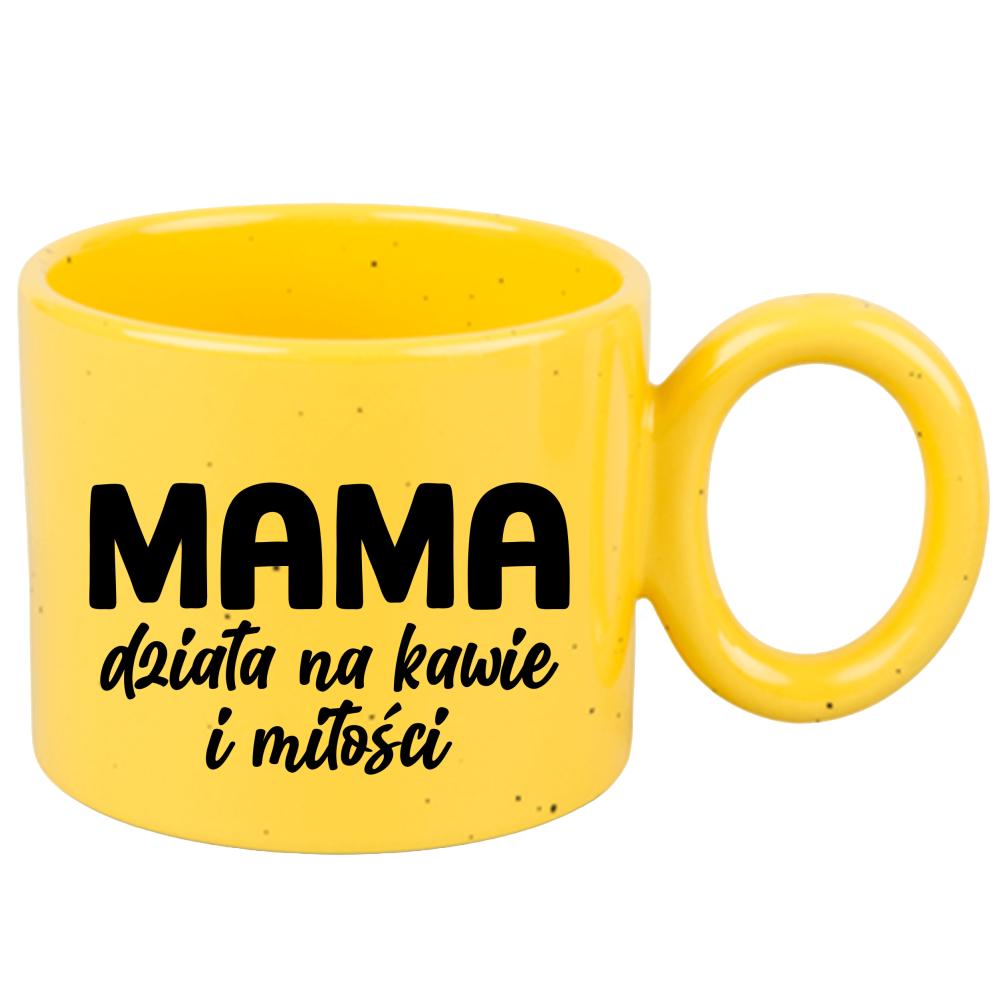Kubek Mama działa na kawie i miłości kubek ravenna żółty kolor niebieski 2