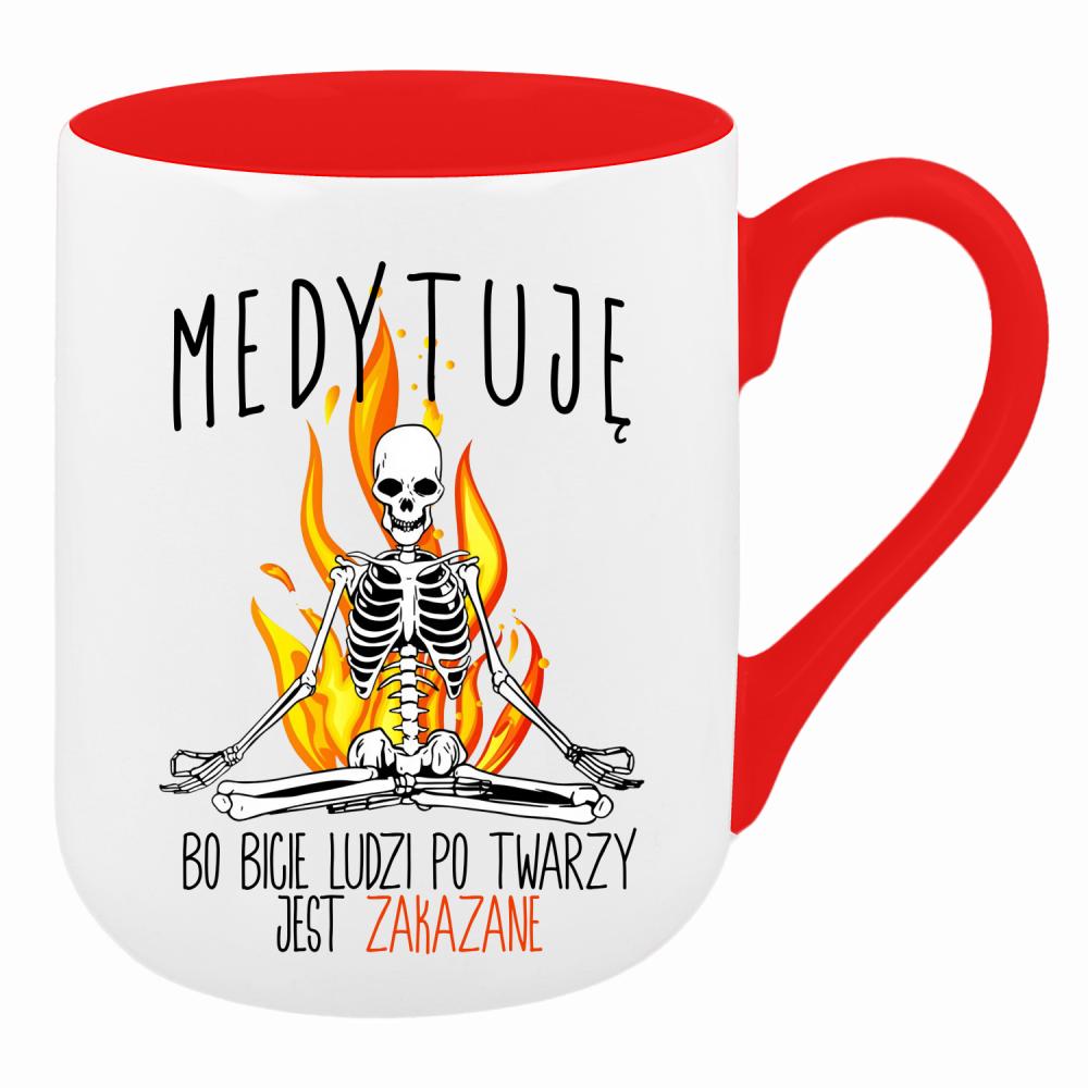 Medytuję, bo bicie ludzi po twarzy jest zakazane kubek coffee kolor czerwony latte
