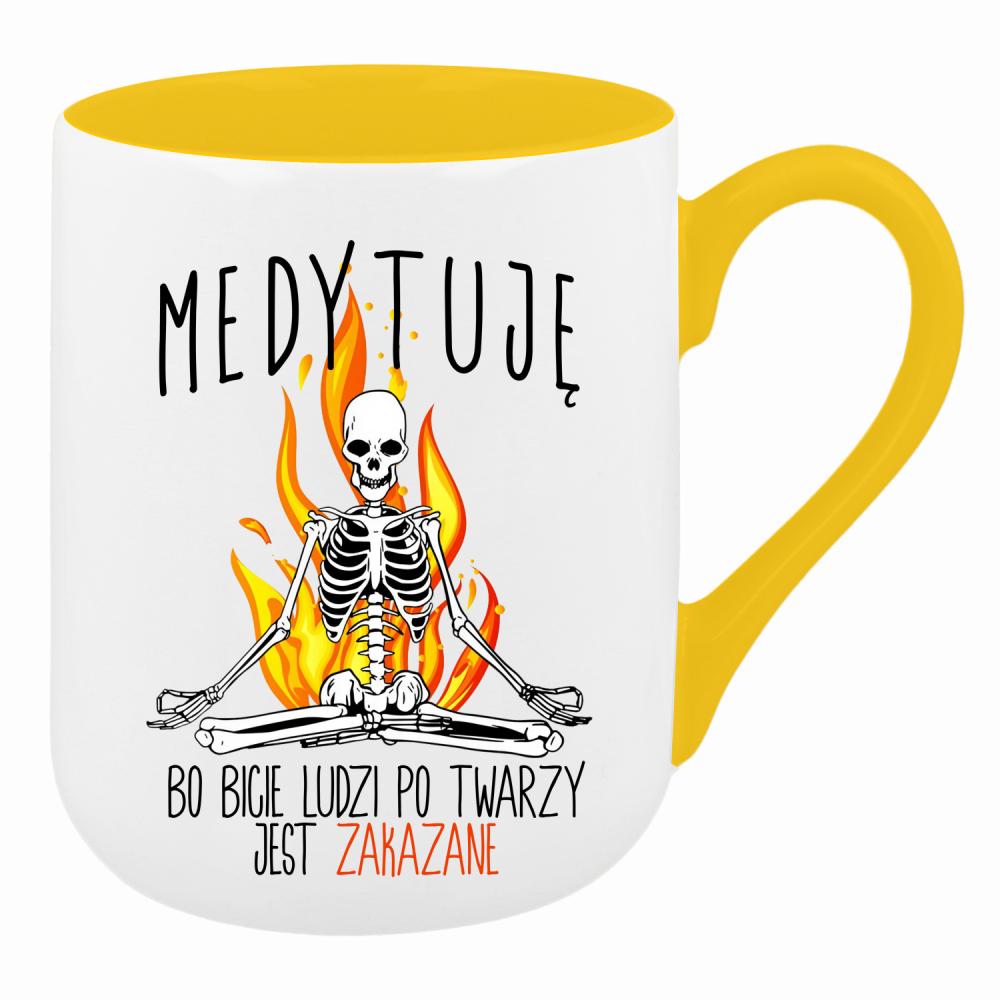 Medytuję, bo bicie ludzi po twarzy jest zakazane kubek coffee kolor żółty