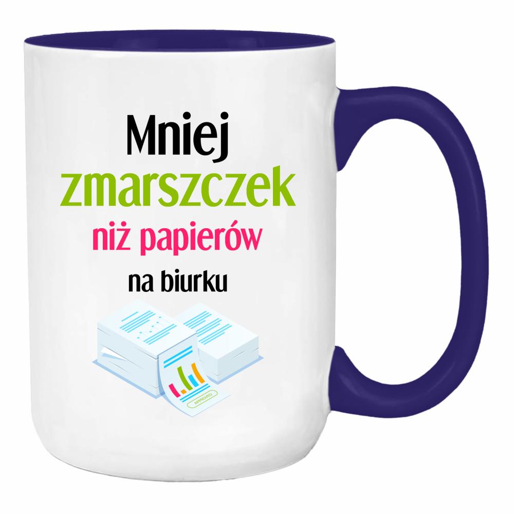 Mniej zmarszczek niż papierów na biurku duży kubek ucho kolor kolor navy