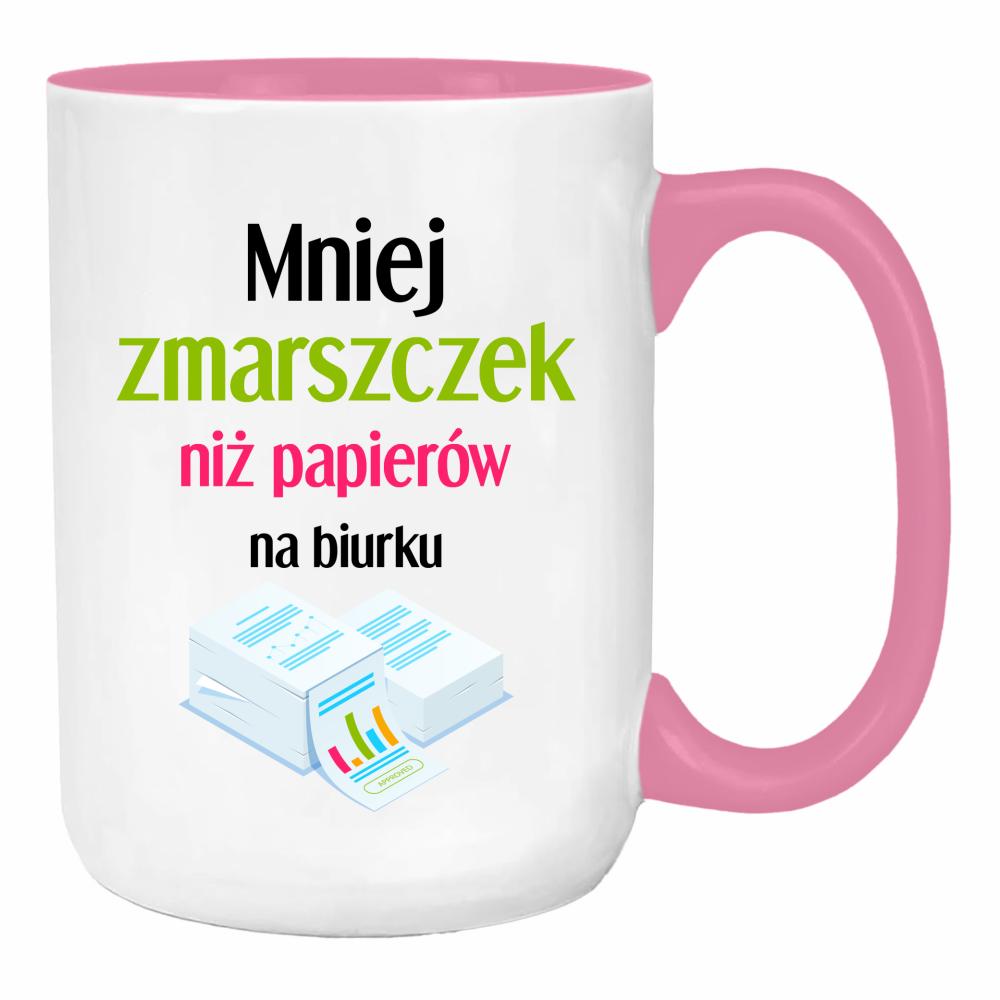 Mniej zmarszczek niż papierów na biurku duży kubek ucho kolor kolor różowy