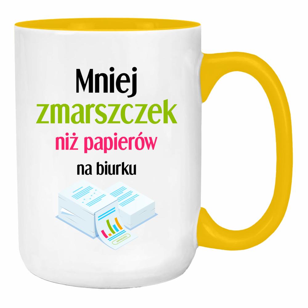 Mniej zmarszczek niż papierów na biurku duży kubek ucho kolor kolor żółty