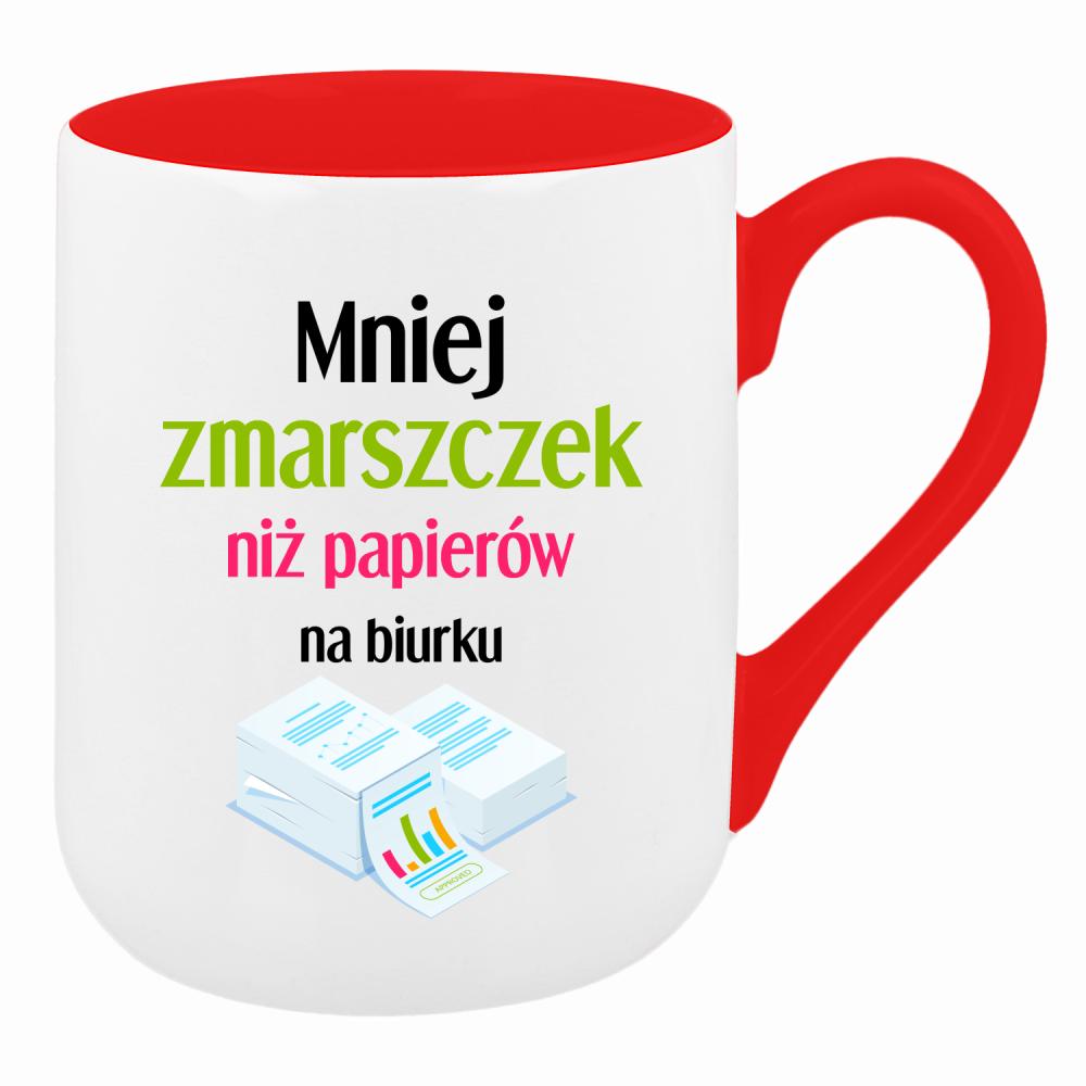 Mniej zmarszczek niż papierów na biurku kubek coffee kolor czerwony latte