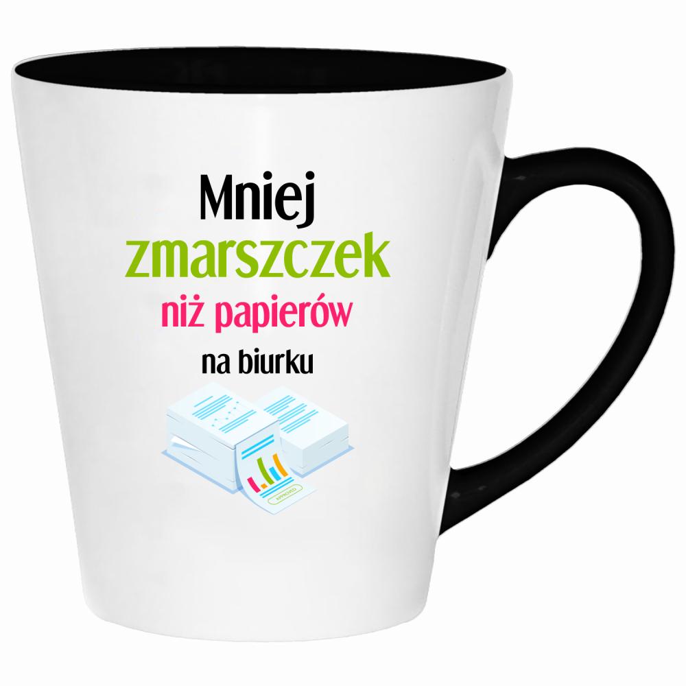 Mniej zmarszczek niż papierów na biurku kubek latte