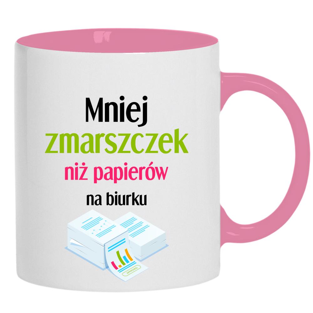 Mniej zmarszczek niż papierów na biurku kubek ucho kolor kolor różowy