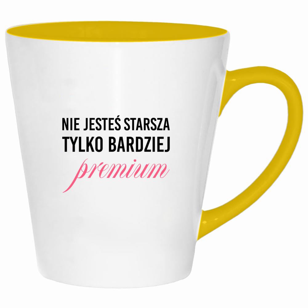 Nie jesteś starsza, tylko bardziej premium kubek latte kolor żółtyy