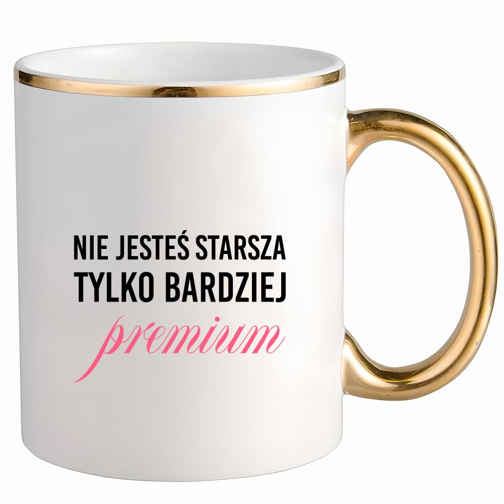 Nie jesteś starsza, tylko bardziej premium kubek ze złotym uchem i rantem kolor czerwony latte