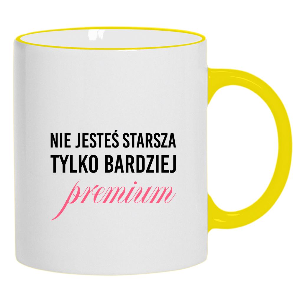 Nie jesteś starsza, tylko bardziej premium kubek żółty uchwyt i rant kolor jasnofioletowy