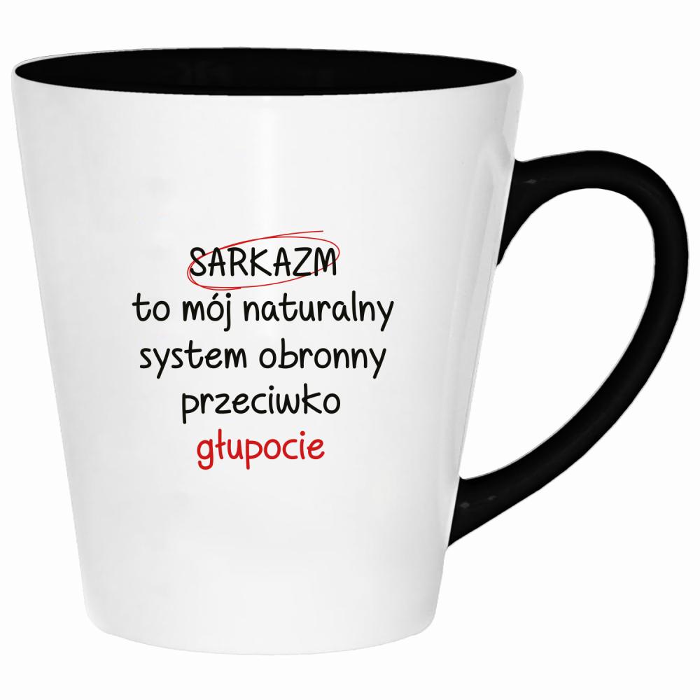 Sarkazm to mój naturalny system obronny kubek latte kolor czarnyy