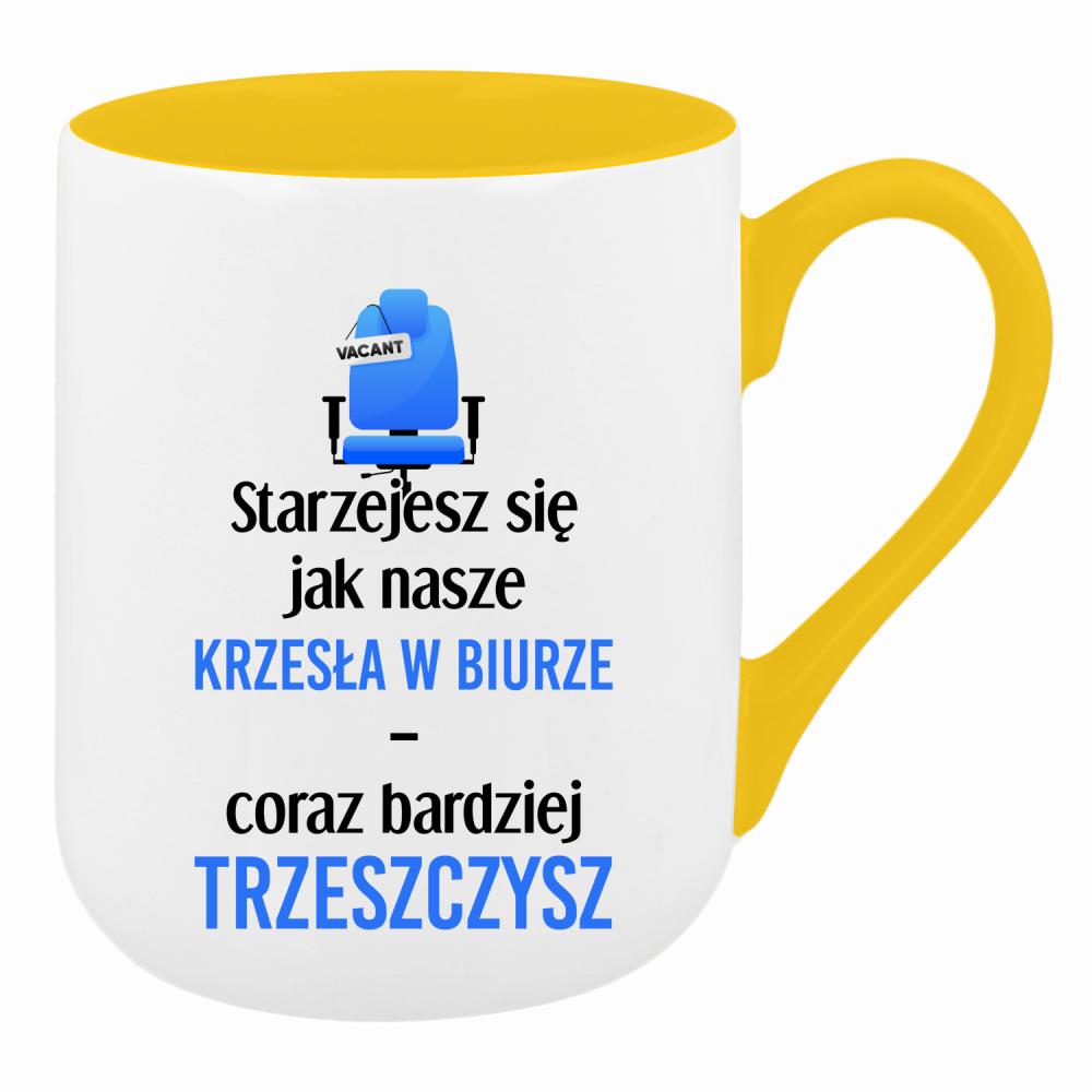 Starzejesz się jak nasze krzesła w biurze kubek coffee kolor żółty