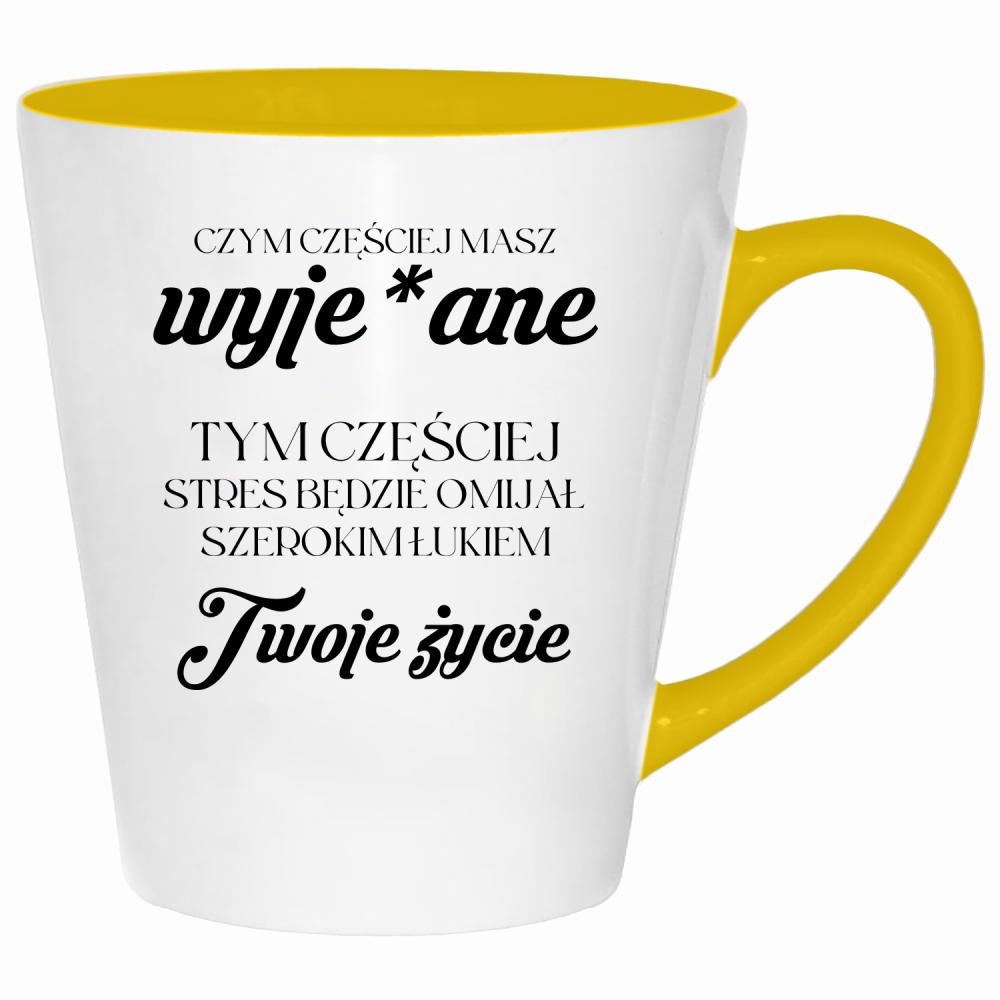 Stres będzie omijał Twoje życie kubek latte kolor żółtyy