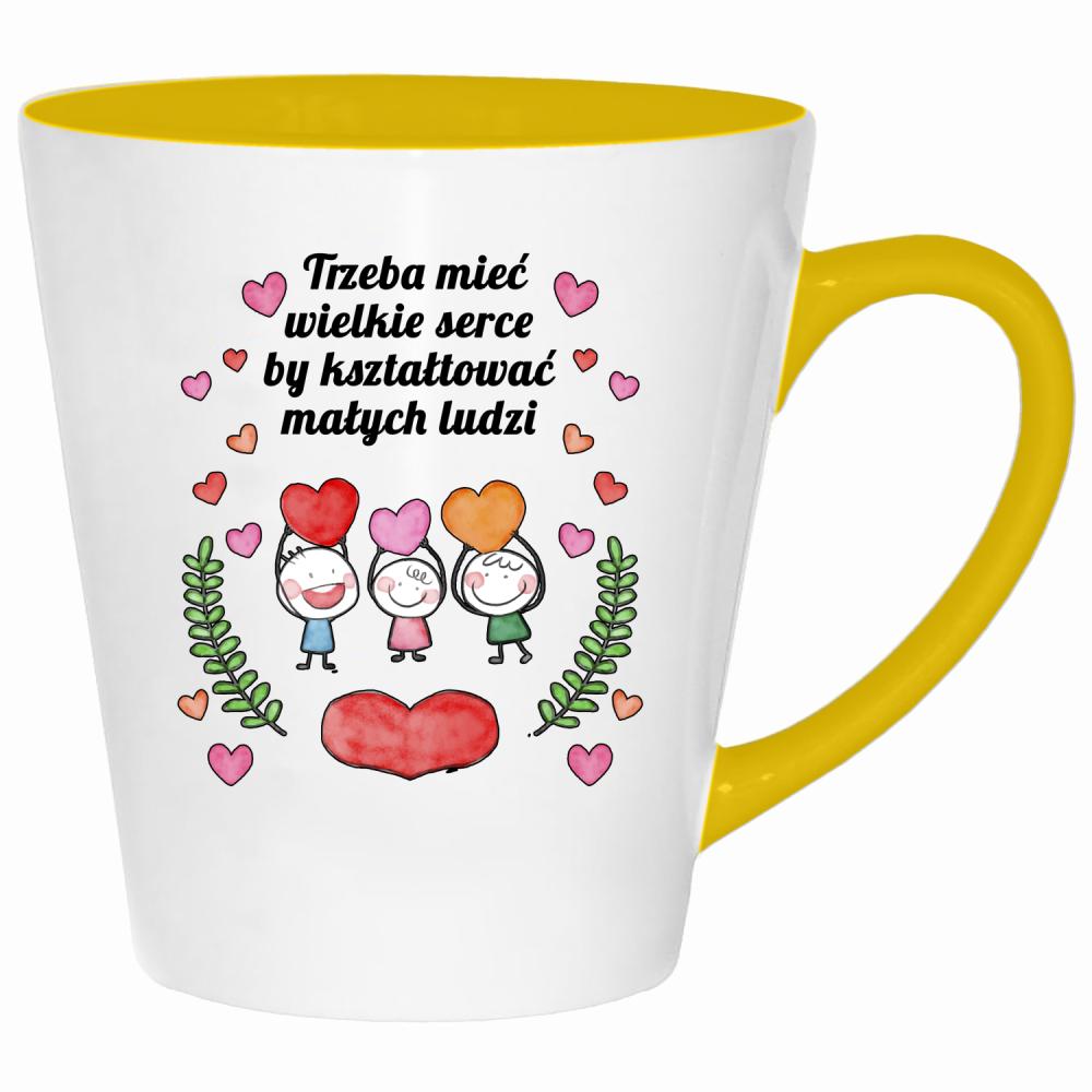 Trzeba mieć wielkie serce by kształtować kubek latte kolor żółtyy