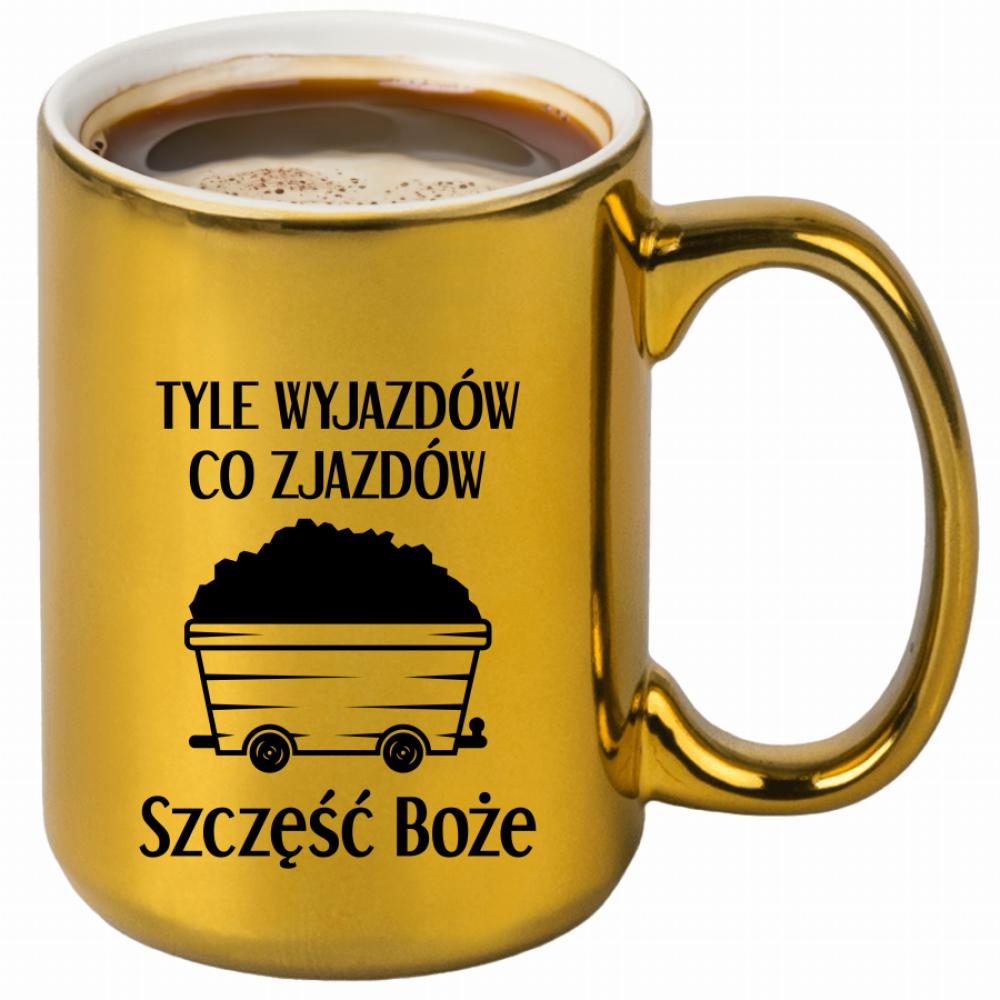 Tyle wyjazdów co zjazdów. Szczęść Boże! kubek złoty kolor czarnyy