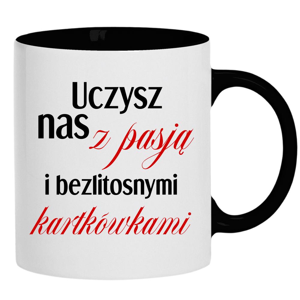 Uczysz nas z pasją z bezlitosnymi kartkówkami kubek ucho kolor kolor czarnyy