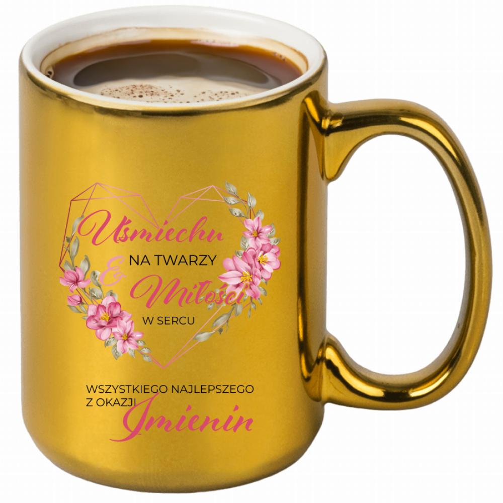 Uśmiech na twarzy, miłość w sercu kubek złoty kolor czerwony latte