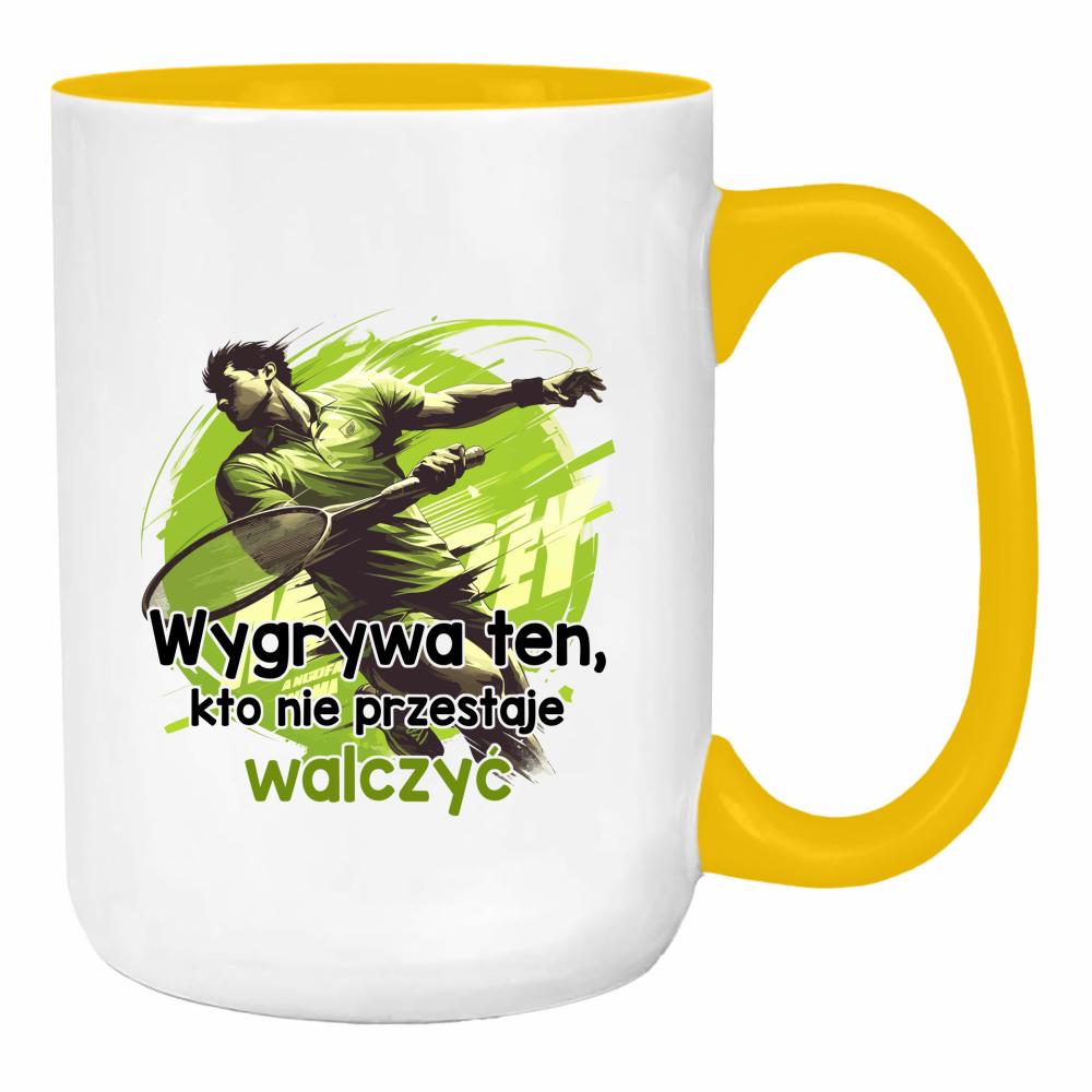 Wygrywa ten, kto nie przestaje walczyć duży kubek ucho kolor kolor żółty