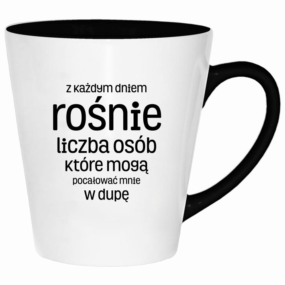 Z każdym dniem rośnie liczba osób kubek latte