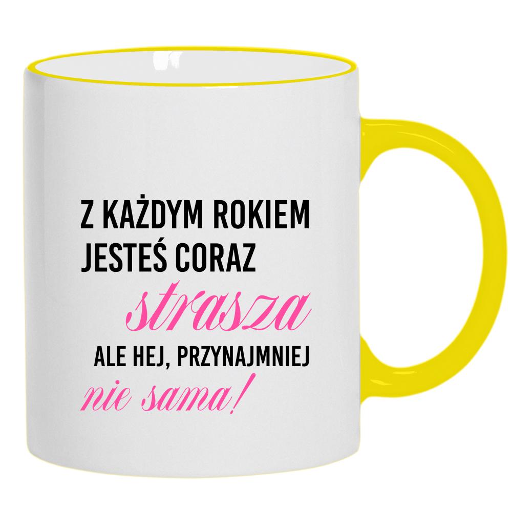 Z każdym rokiem jesteś coraz starsza kubek żółty uchwyt i rant kolor jasnoniebieski