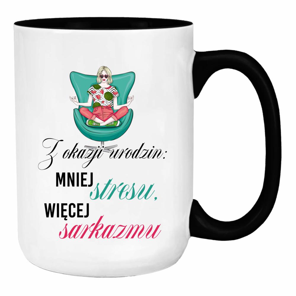 Z okazji urodzin: mniej stresu, więcej sarkazmu duży kubek ucho kolor kolor czarnyy