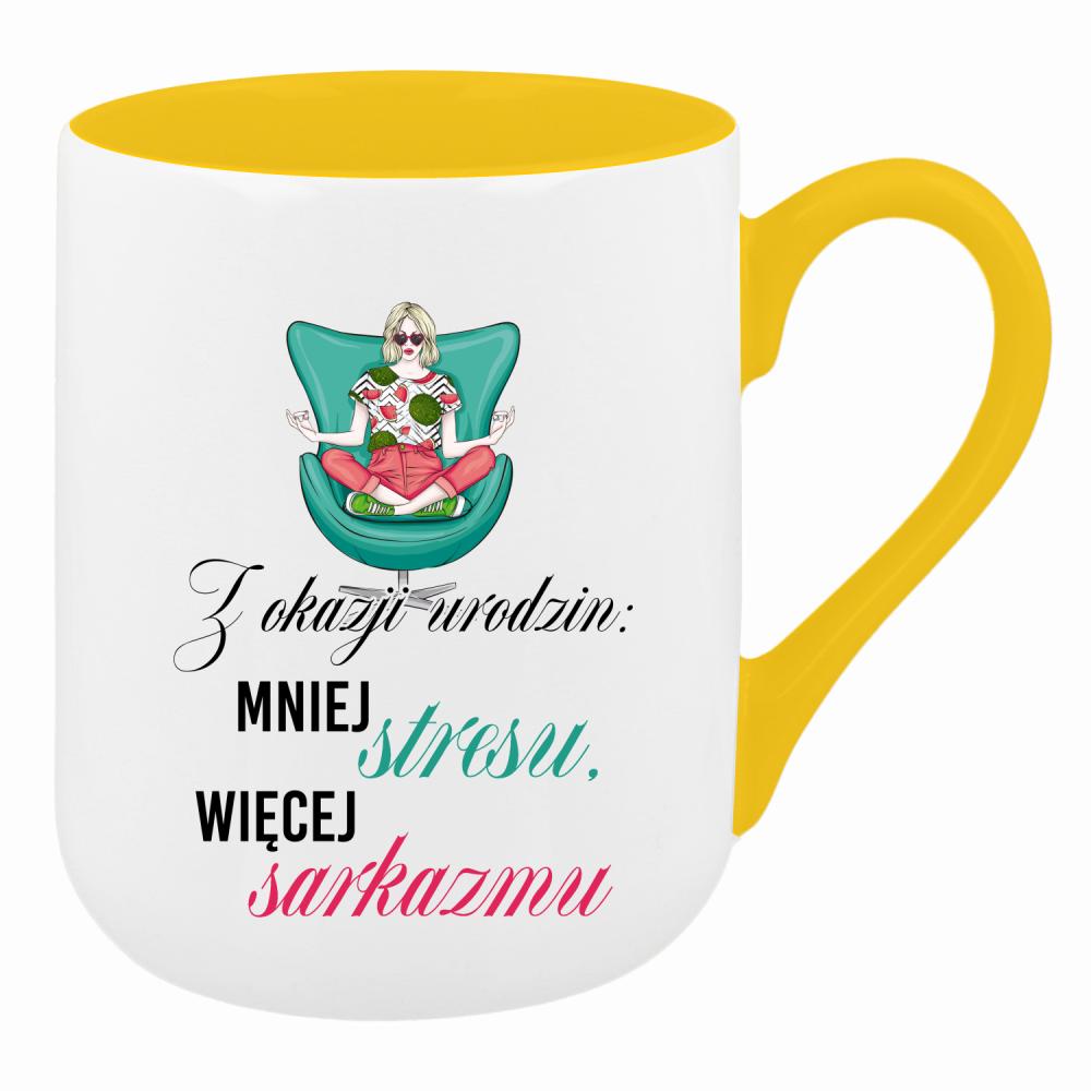 Z okazji urodzin: mniej stresu, więcej sarkazmu kubek coffee kolor żółty