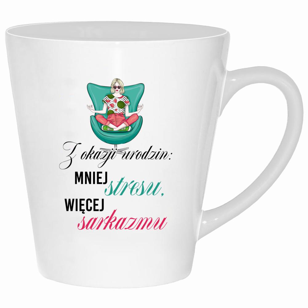 Z okazji urodzin: mniej stresu, więcej sarkazmu kubek latte kolor biały