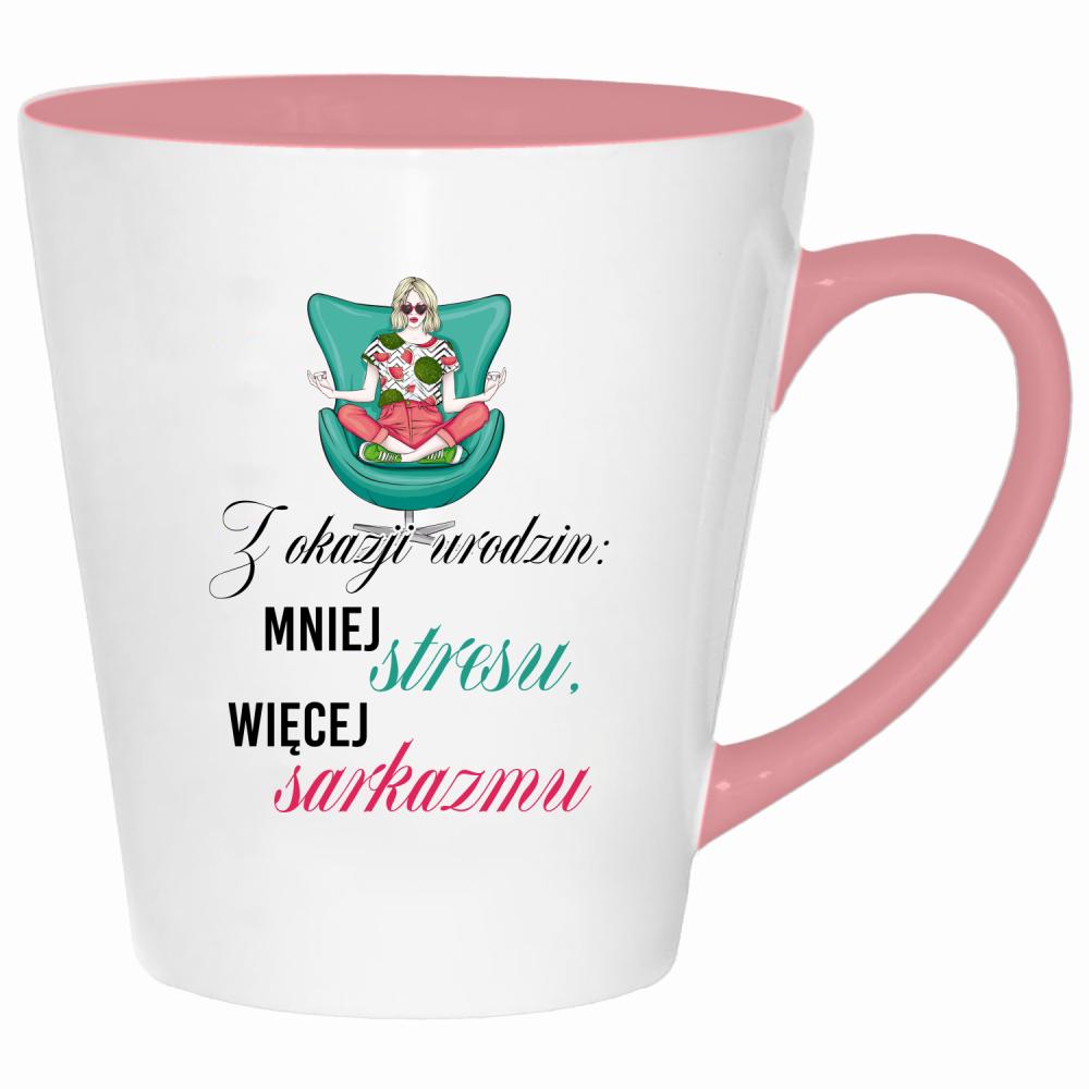 Z okazji urodzin: mniej stresu, więcej sarkazmu kubek latte kolor pink