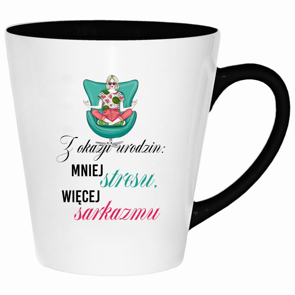 Z okazji urodzin: mniej stresu, więcej sarkazmu kubek latte kolor żółty