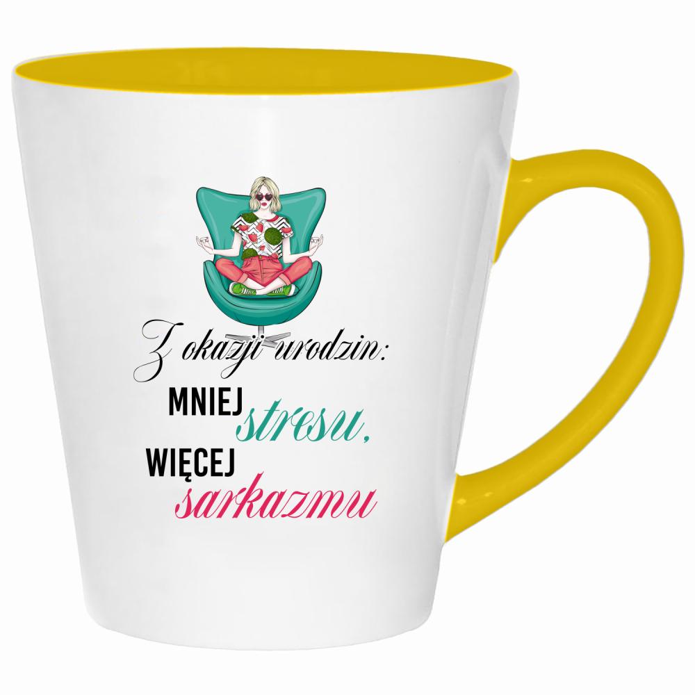 Z okazji urodzin: mniej stresu, więcej sarkazmu kubek latte kolor żółtyy