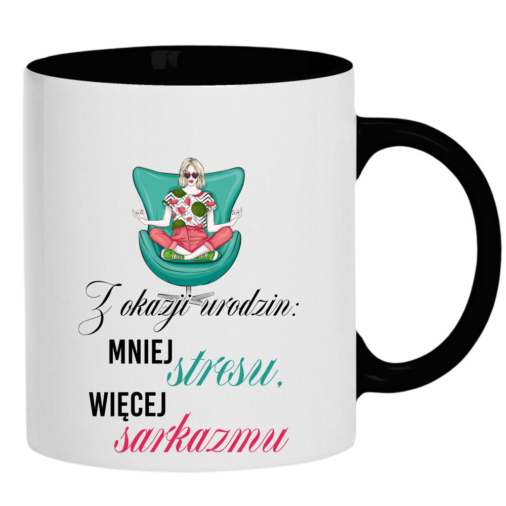 Z okazji urodzin: mniej stresu, więcej sarkazmu kubek ucho kolor kolor czarnyy