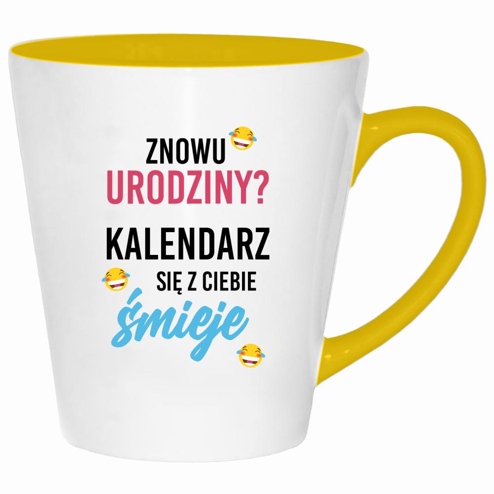 Znowu urodziny? Kalendarz się z Ciebie śmieje kubek latte kolor żółtyy